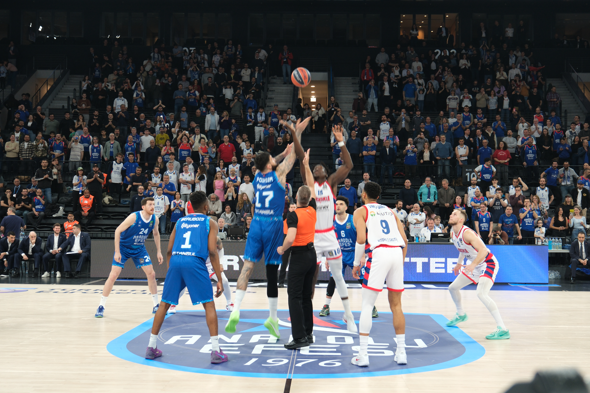 Euroliiga ottelu keskikentän heitosta fanien keskellä