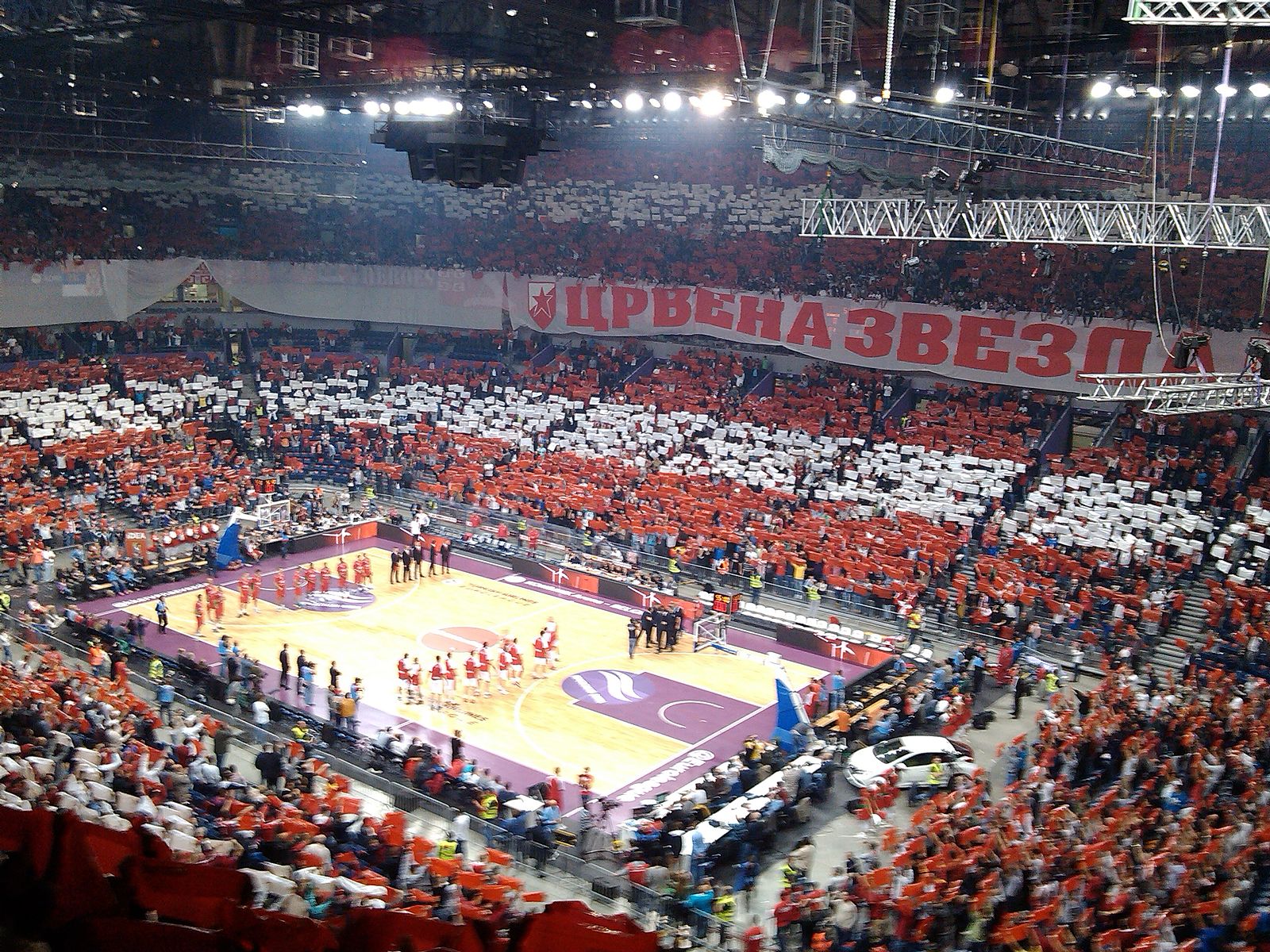 Crvena Zvezda arena täynnä intohimoisia faneja punaisessa meressä